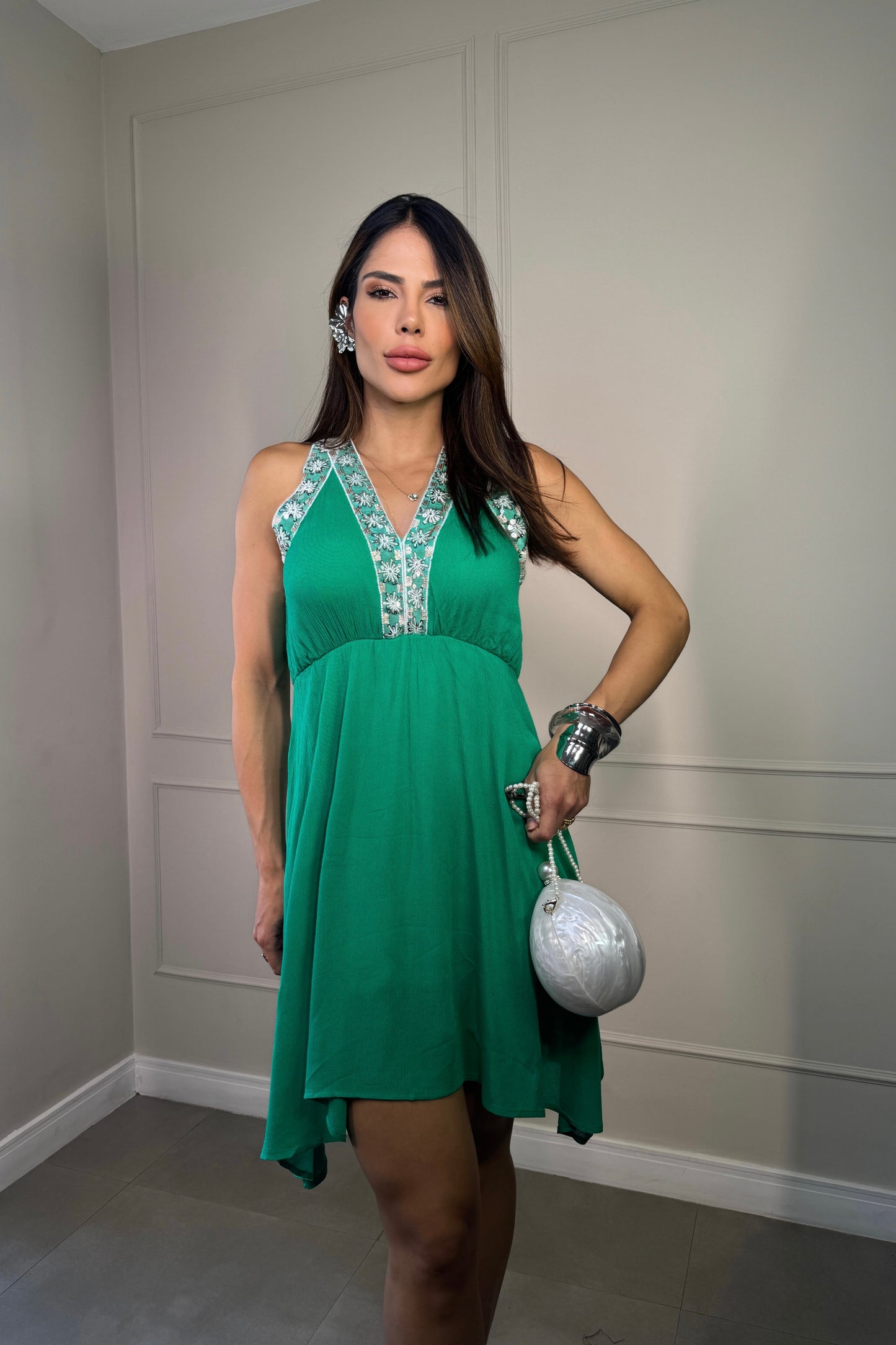 Vestido Verde com Decote Bordado Florido