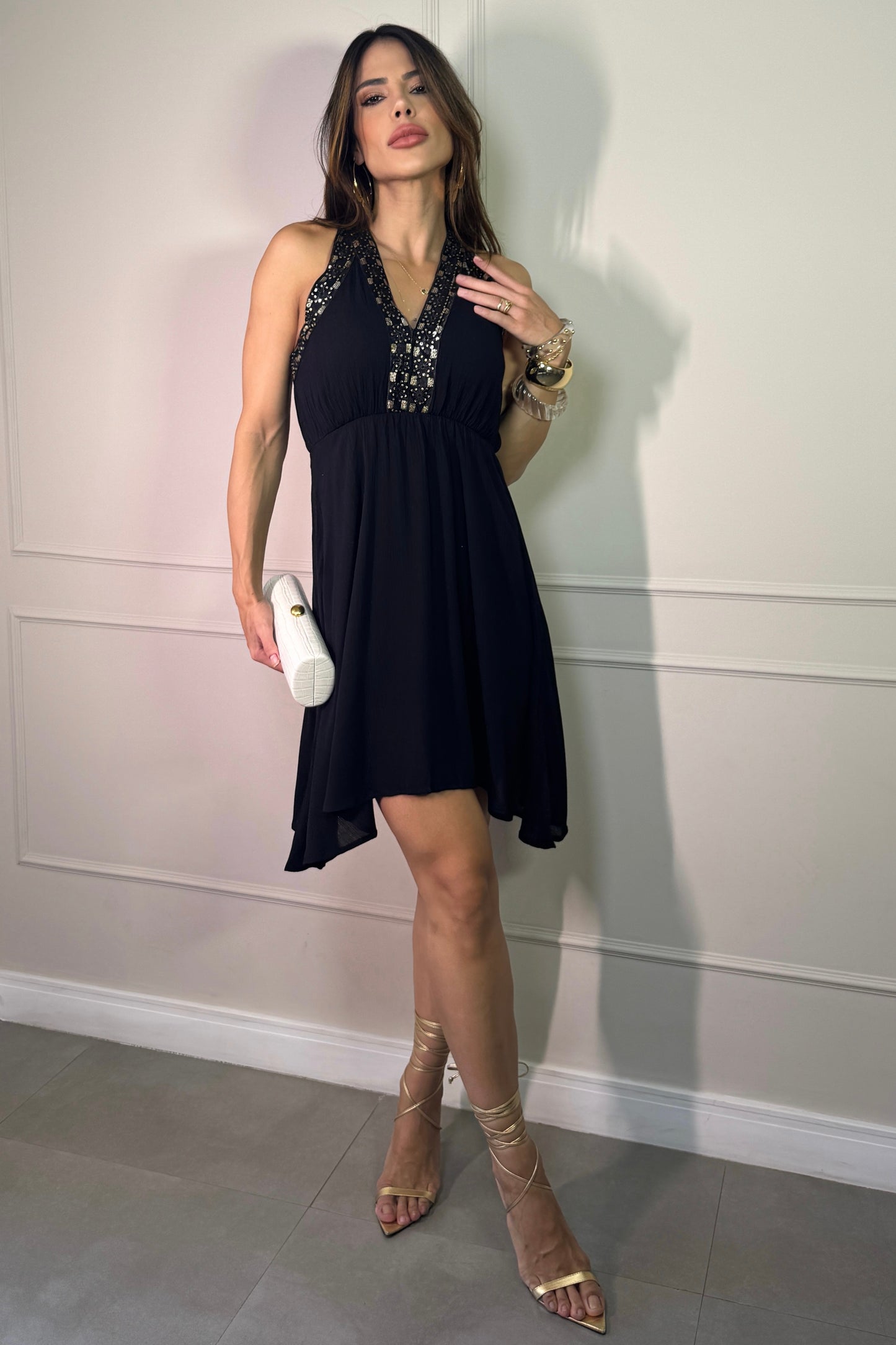Vestido Preto com Decote Bordado Florido