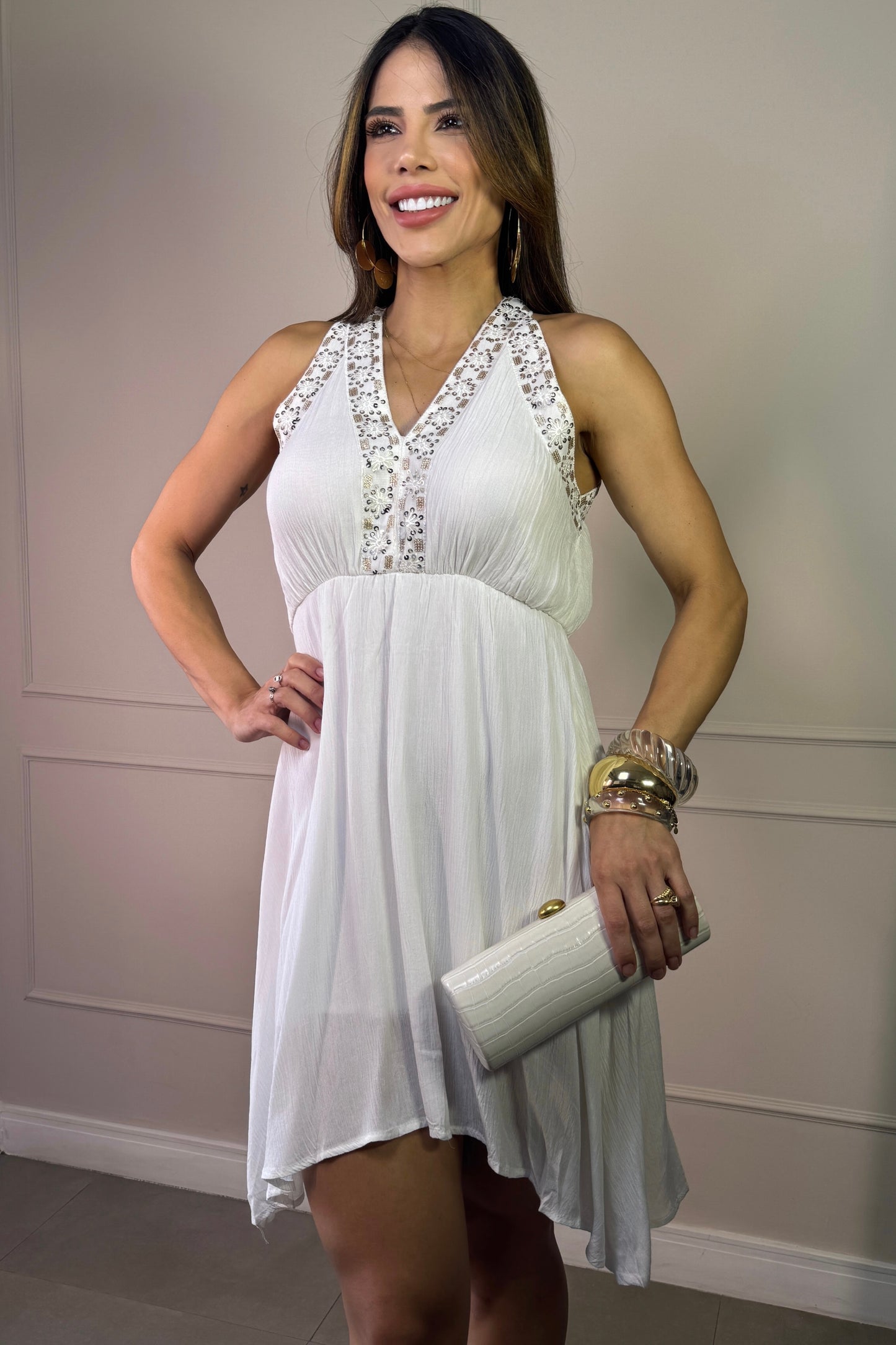 Vestido Branco com Decote Bordado Florido