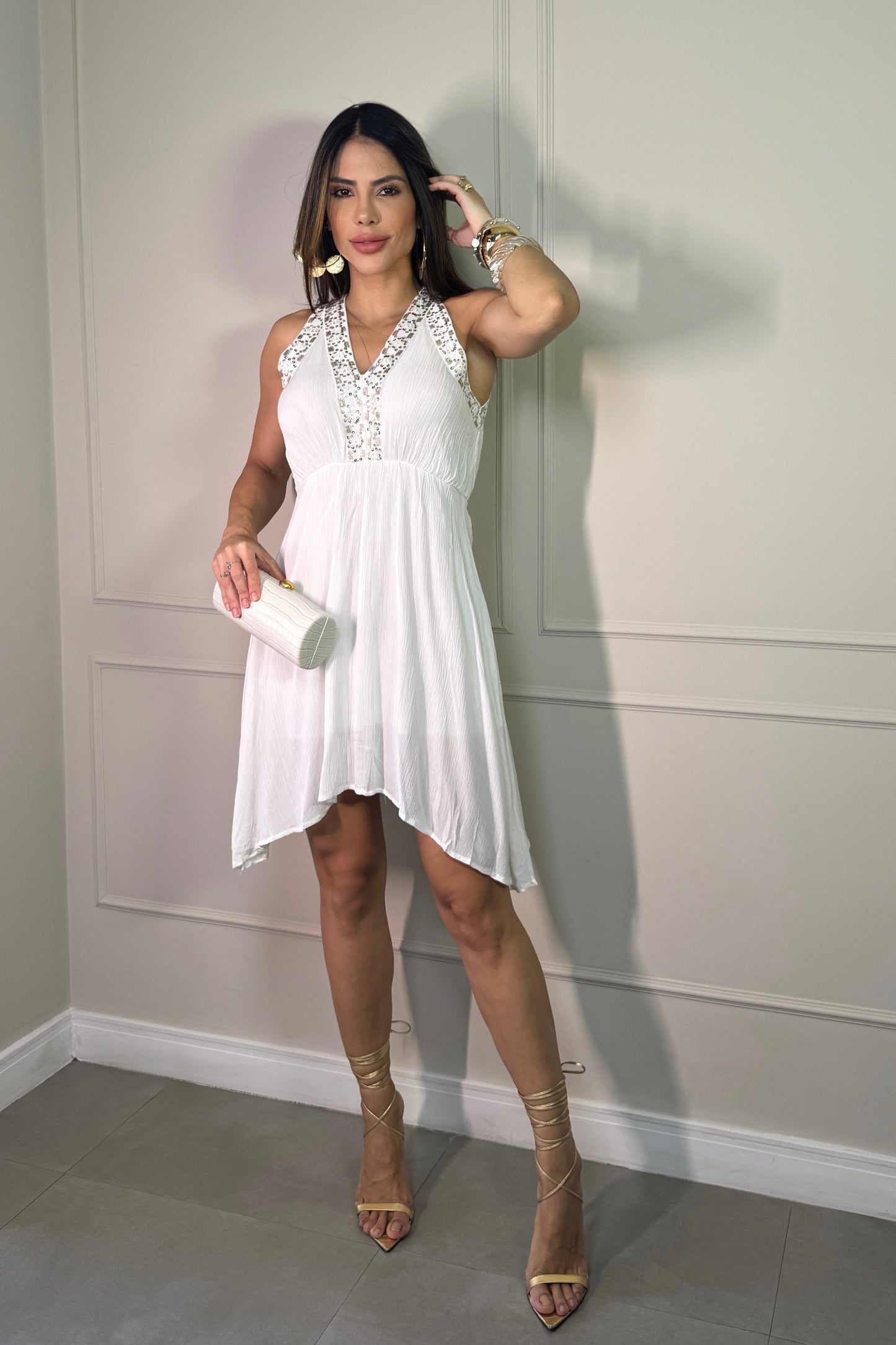 Vestido Branco com Decote Bordado Florido