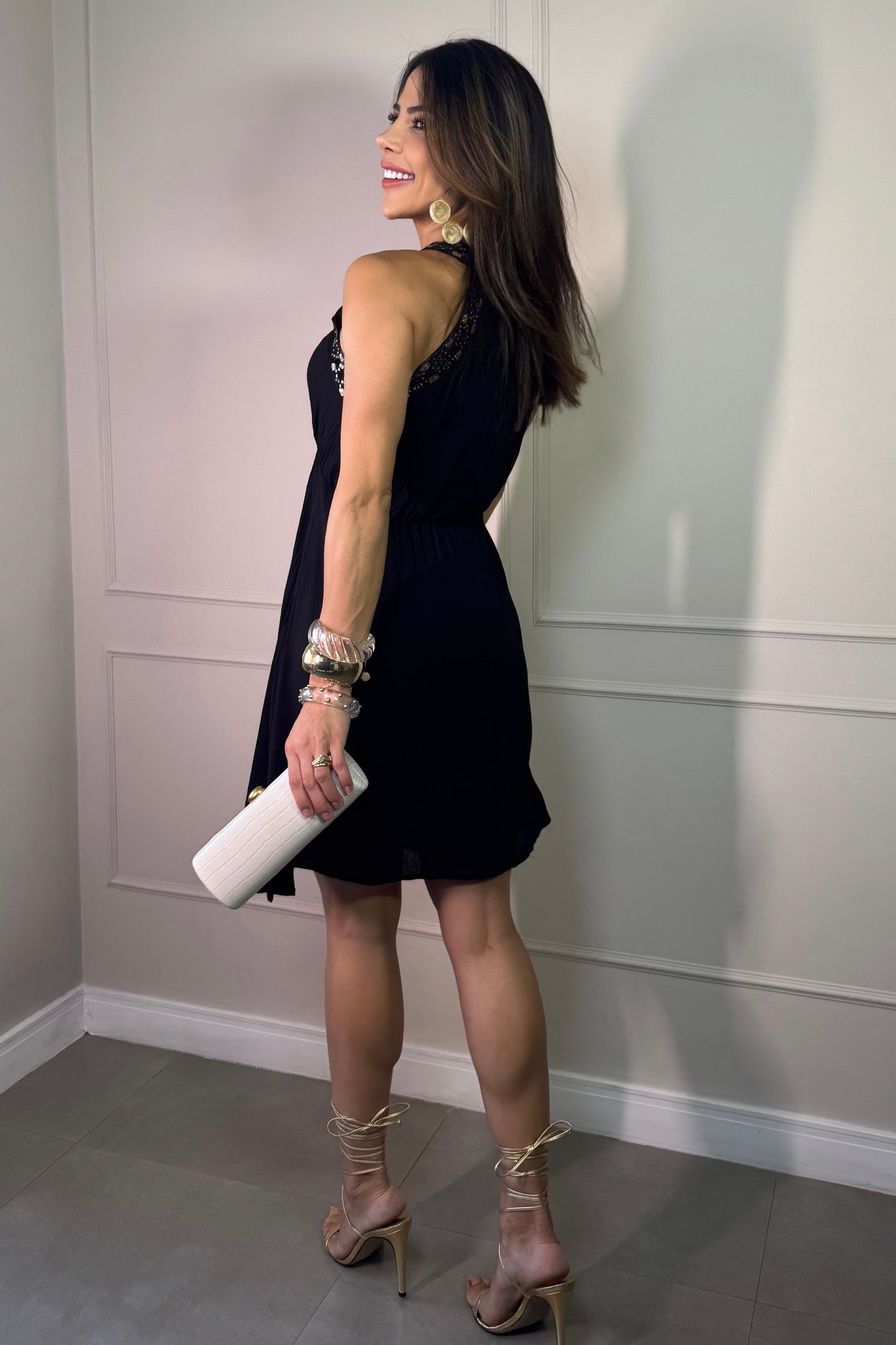 Vestido Preto com Decote Bordado Florido