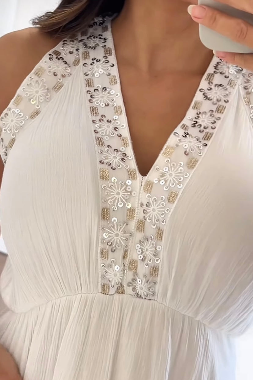 Vestido Branco com Decote Bordado Florido
