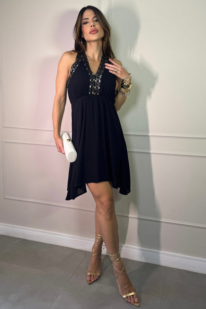 Vestido Preto com Decote Bordado Florido