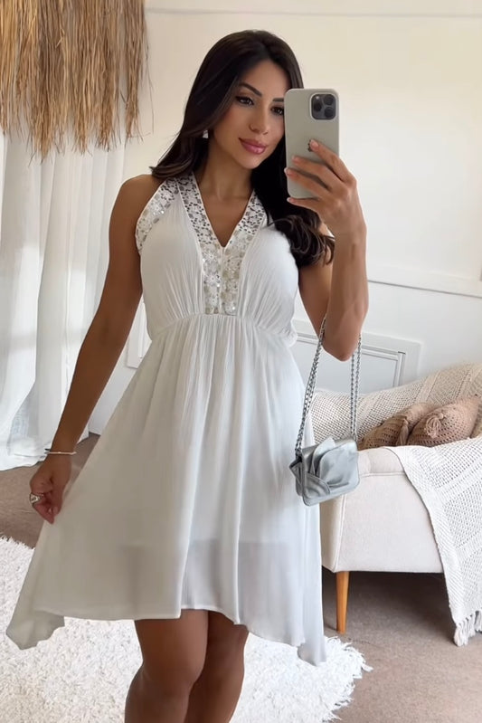 Vestido Branco com Decote Bordado Florido