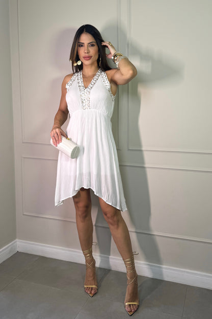 Vestido Branco com Decote Bordado Florido