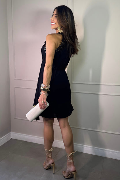 Vestido Preto com Decote Bordado Florido